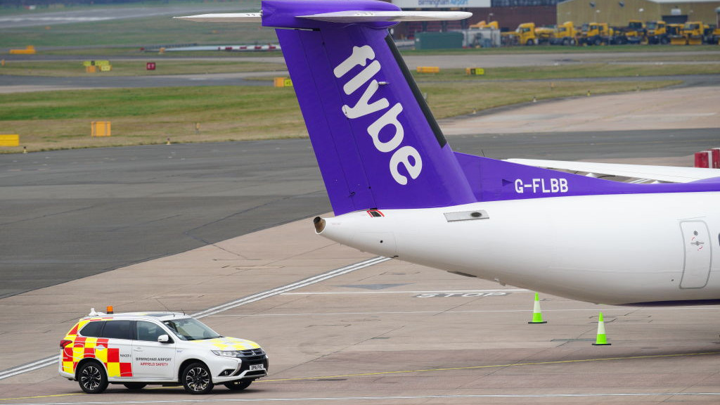 bedőlt a flybe, ezreket hagytak a földön