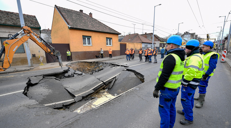 debrecenben megnyílt a pokol kapuja: beszakadt az utca, elnyelt egy bmw t – fotók, videó