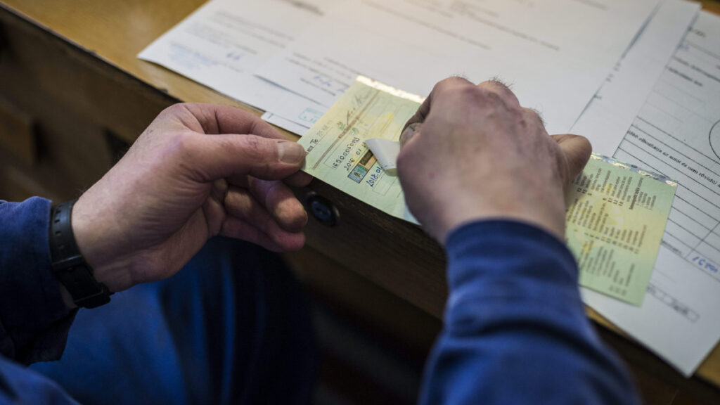 jogosítvány nem kell, hogy nálunk legyen, de van, amikor rendőrt kell hívni