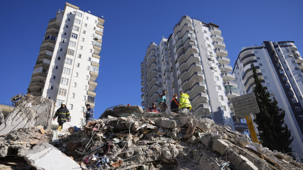 90 órát töltött a romok közt tíznapos fiával egy török nő