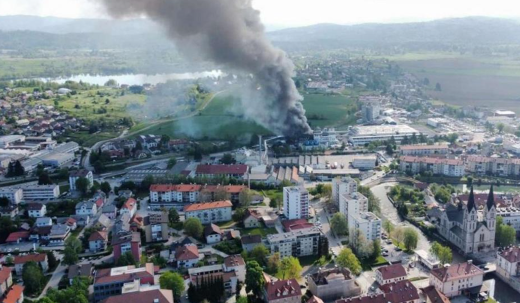 hatalmas robbanás egy szlovén pirotechnikai gyárban: mindent füst borít a városban – fotók, videó