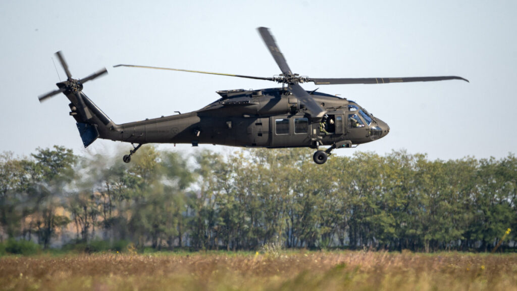 katonai helikopter zuhant az autópályára, nem élte túl senki – videÓk