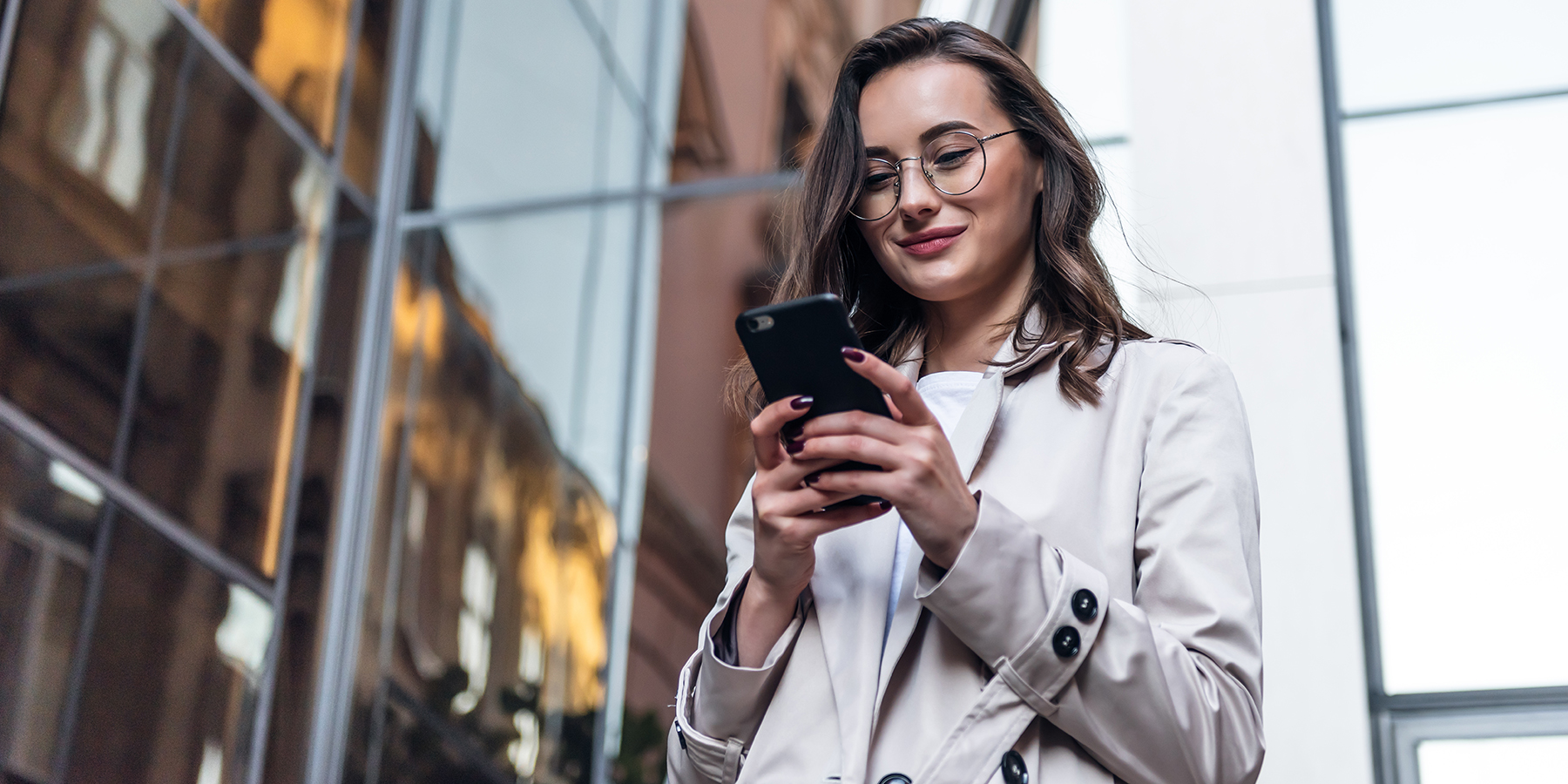 smiling,curly,woman,wearing,trendy,sunglasses,walks,down,the,central