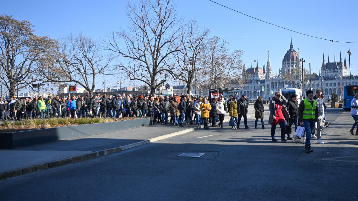 azonnali béremelésért demonstráltak postások