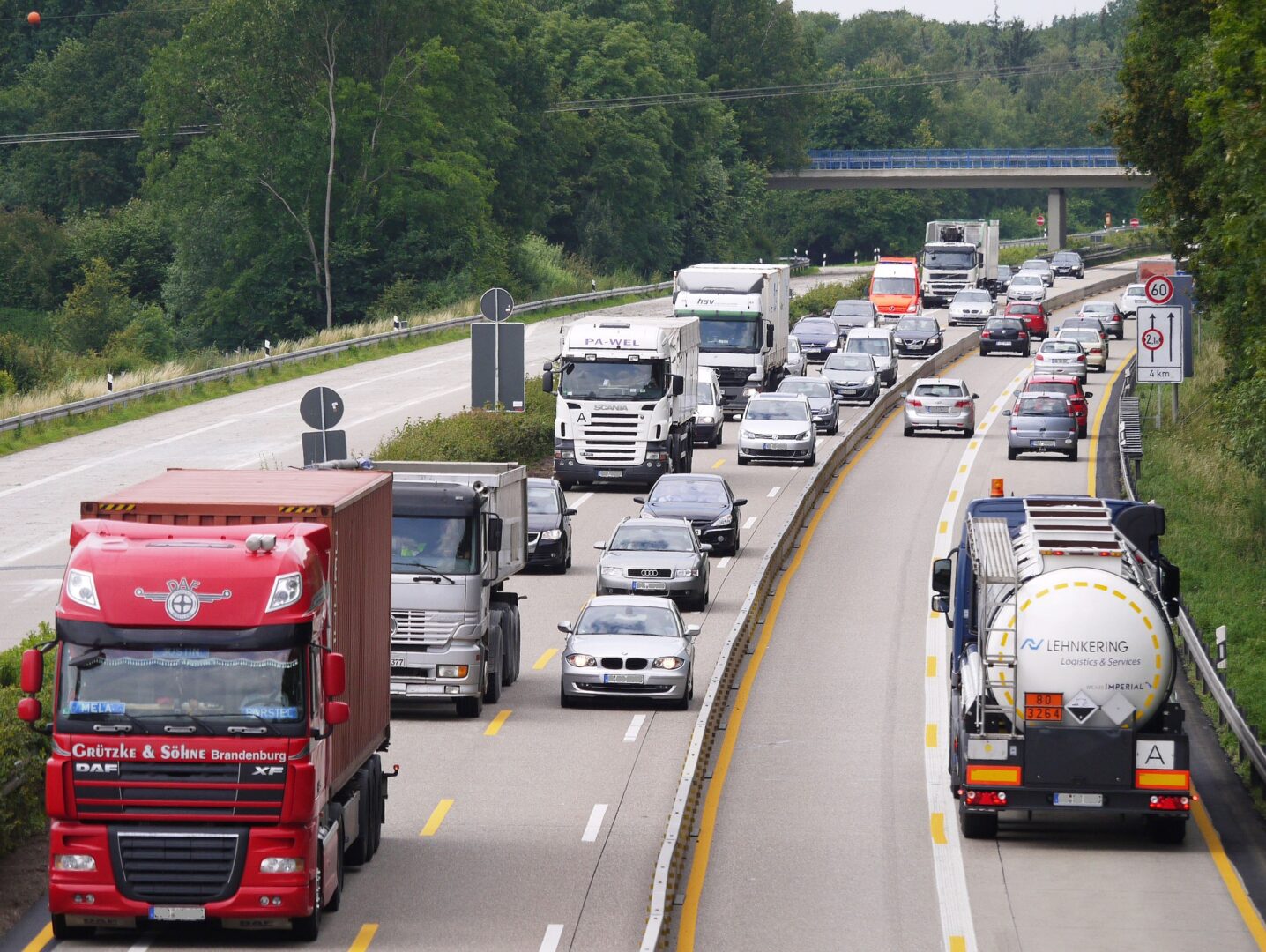 durva baleset az m7 es autópályán: járműszállító tréler borult fel