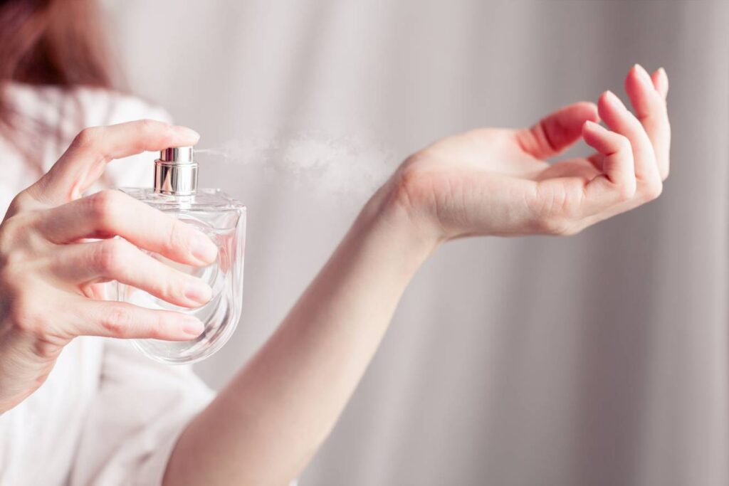 Így lesz erős és tartós a parfüm illata 5 trükk, amikkel egész nap érezheted majd