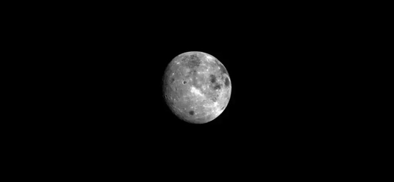 minden jel szerint bőséges mennyiségű víz lehet a hold felszínén ahhoz, hogy ellássa a leendő holdbázis tudósait.