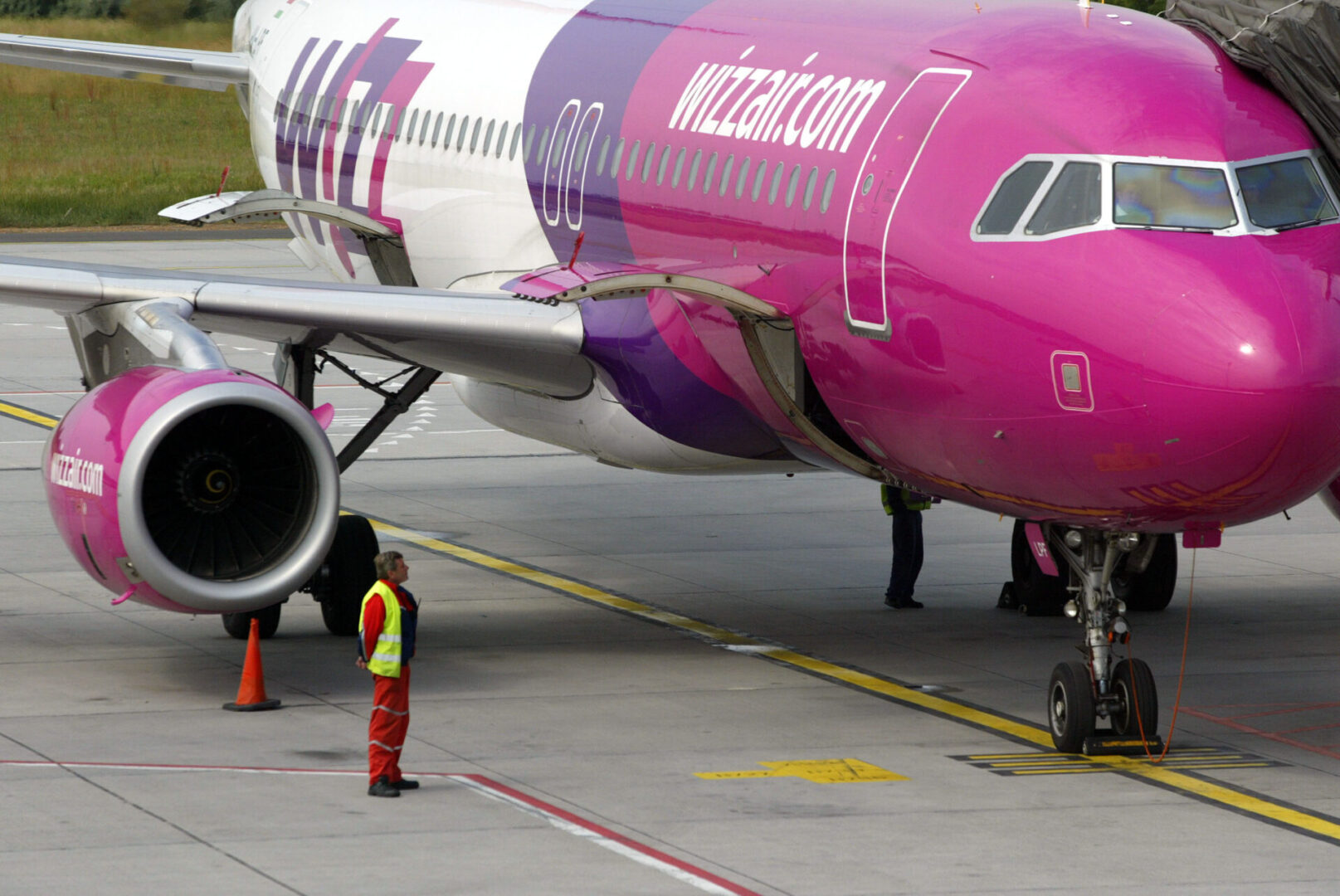 Összeütközött a wizz air két repülőgépe a kifutópálya előtt – videÓ