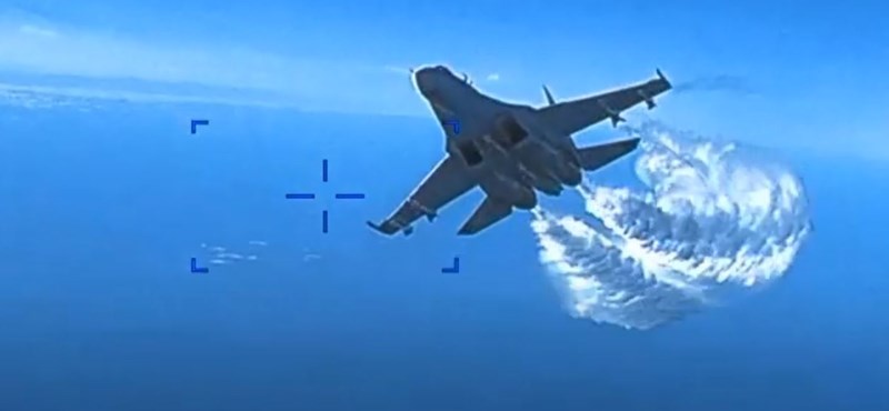 videón, ahogy az orosz vadászgép nekiütközik az amerikai drónnak