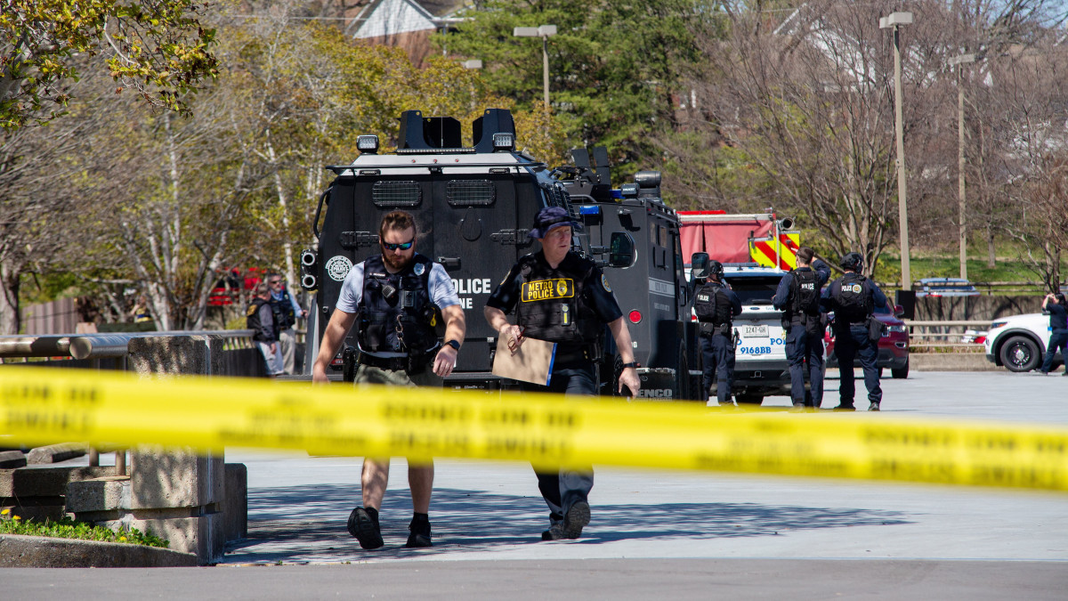 videón, ahogy lelövik a nashville i mészárlás elkövetőjét a rendőrö