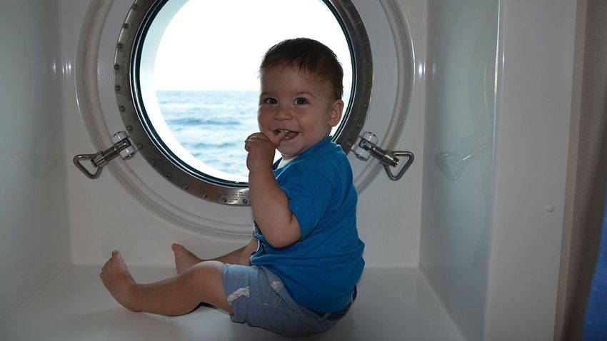 hét hónapos kora óta él tengerjárón egy 9 éves magyar fiú