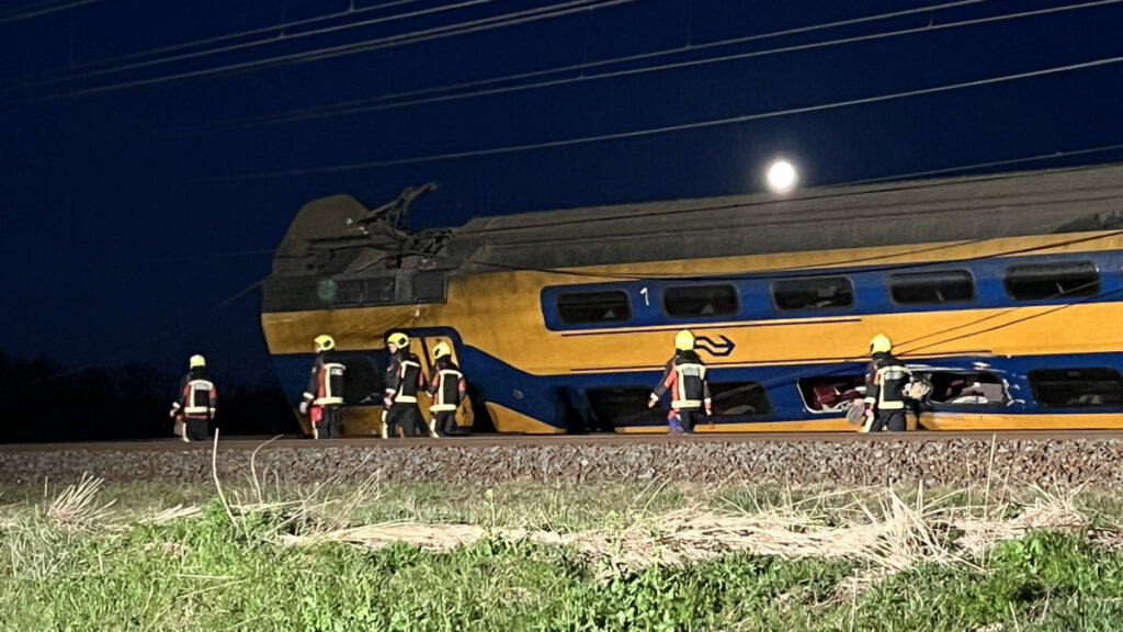súlyos vonatbaleset hollandiában, két szerelvény ütközött videÓ